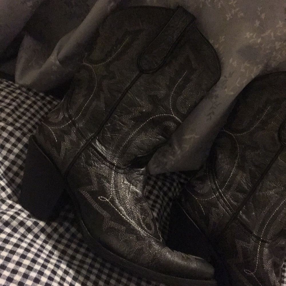 Corral boots grey/silver stitching. Great cond.